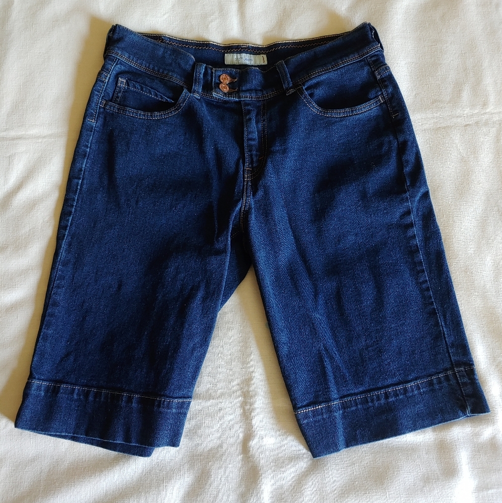 EUC Levi's Bermuda denim shorts 8